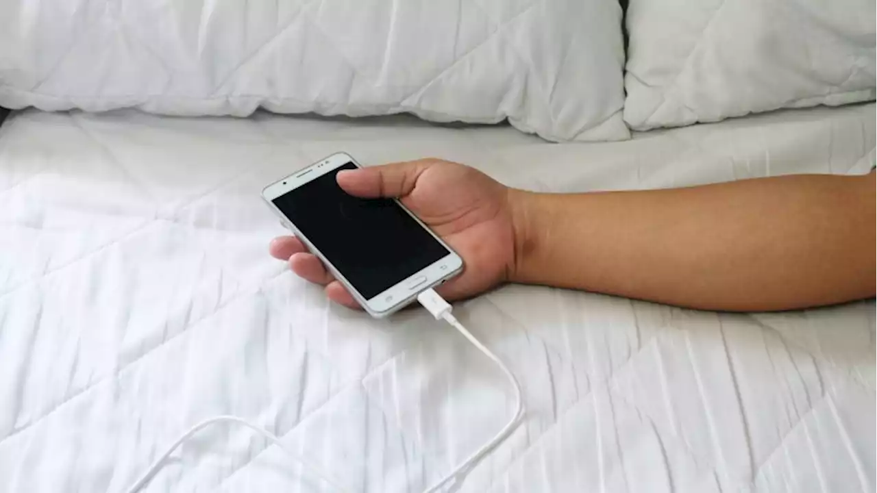 six things that kill your phone battery 1142795699911843841